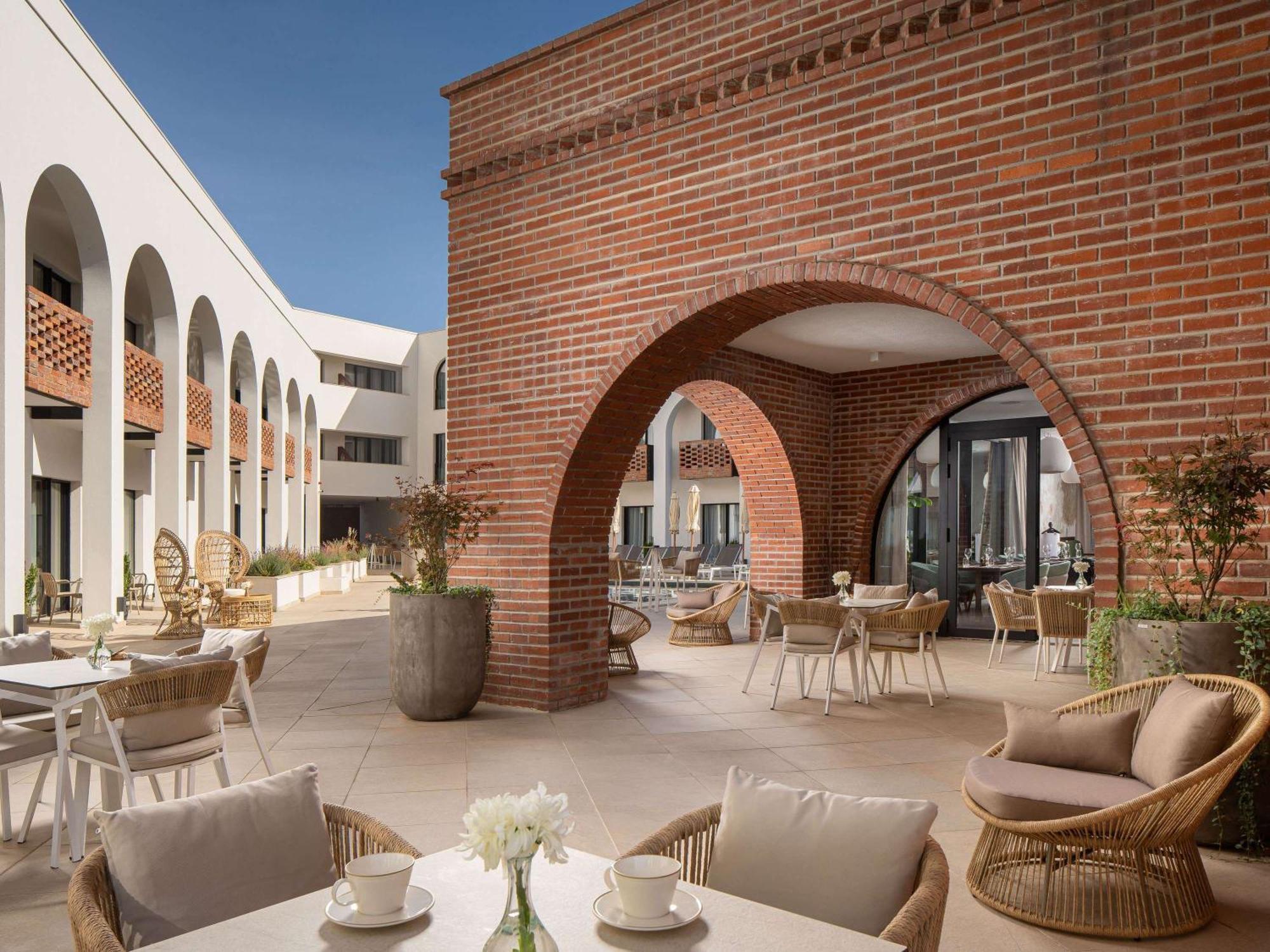 Mercure Conacul Cozieni Pasarea